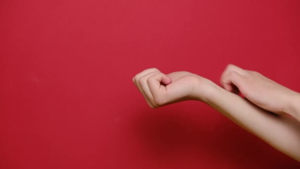 Dermatitisz Rüh Jelei Oldalnézet Közelről Karcolja Kezét Elszigetelt Piros Háttérrel — Stock videók