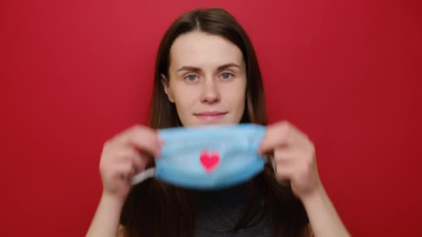 Mujer Joven Feliz Poniendo Mascarilla Protectora Para Respiración Con Corazón — Vídeo de stock