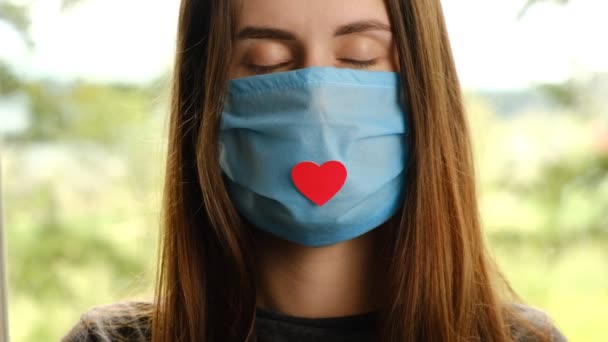 Retrato Una Joven Sentada Alféizar Ventana Con Una Máscara Salud — Vídeos de Stock