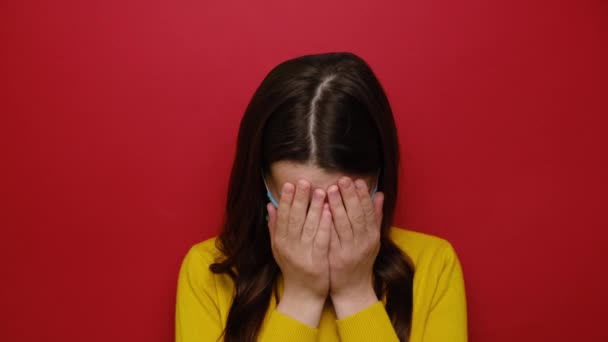 Concepto Día Enfermera Mujer Aislada Sobre Fondo Rojo Llevando Una — Vídeo de stock