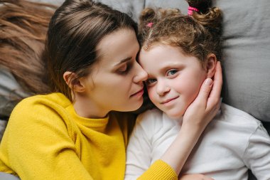 Genç anneyi sevmenin, rahat bir yatakta tatlı bir kızla dinlenmenin, gülümseyen anne ya da dadı dinlenmesinin, yatak odasında sakin bir hafta sonu geçirmenin, evde birlikte vakit geçirmenin güzel bir manzarası.