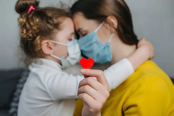 Ibu Dan Putri Kecil Merangkul Ikatan Mengenakan Masker Medis Wajah — Stok Foto