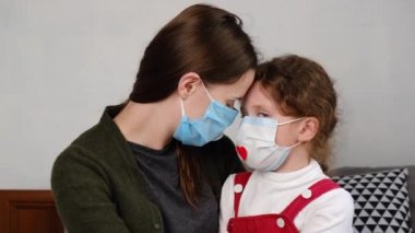 Minnettarlığımızı göstermek ve Covid-19 salgını sırasında tüm önemli çalışanlara teşekkür etmek için küçük kız ve annenin portresi yatakta oturup kameraya bakın.