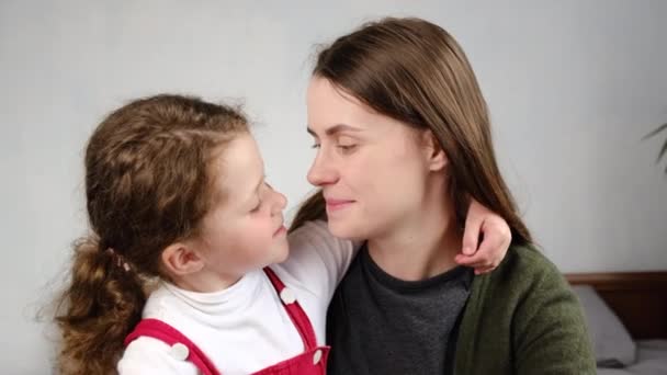 Retrato Linda Hija Pequeña Beso Feliz Mamá Abrazándola Sentarse Cama — Vídeos de Stock