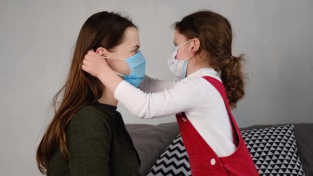 Liefdevolle Dochter Helpt Moeder Gekleed Medisch Masker Zittend Bed Proberen — Stockvideo