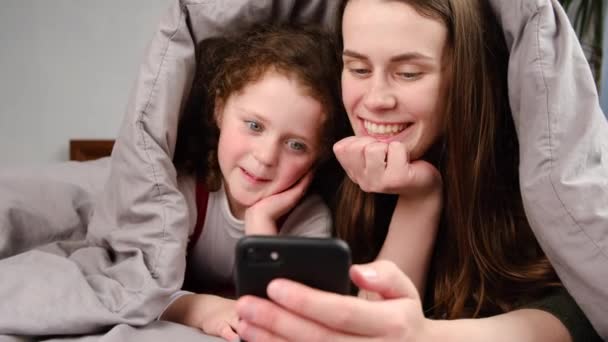 Maman Heureuse Avec Fille Enfant Mignon Amuser Tenant Téléphone Intelligent — Video