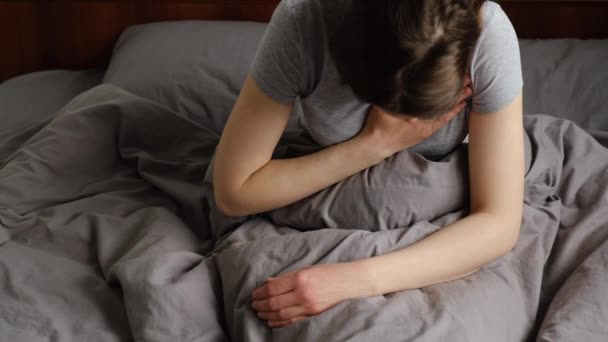 Jeune Femme Fatiguée Bouleversée Ressentant Douleur Douleur Toucher Poitrine Ayant — Video