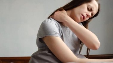 Yorgun genç bir kadın sabahları evdeki ya da otel odasındaki rahatsız yastıkta uyuduktan sonra boynundaki ağrının acısını çekiyor. Fibromiyalji kavramı