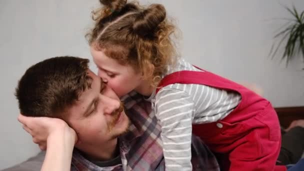 Mutlu Sevimli Komik Kız Çocuğu Yanaktan Öpüyor Baba Yatakta Oynuyor — Stok video