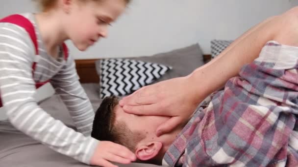 Šťastná Rodina Roztomilá Dcera Radostný Táta Baví Lechtání Smích Ležící — Stock video