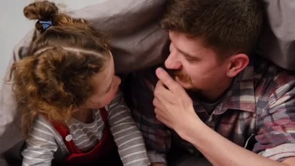 Sluiten Van Gelukkige Jonge Vader Praten Met Zijn Schattige Dochter — Stockvideo
