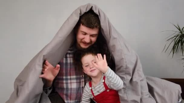 Mutlu Şirin Kız Dost Canlısı Gülümseyen Genç Baba Battaniyeyle Kaplı — Stok video