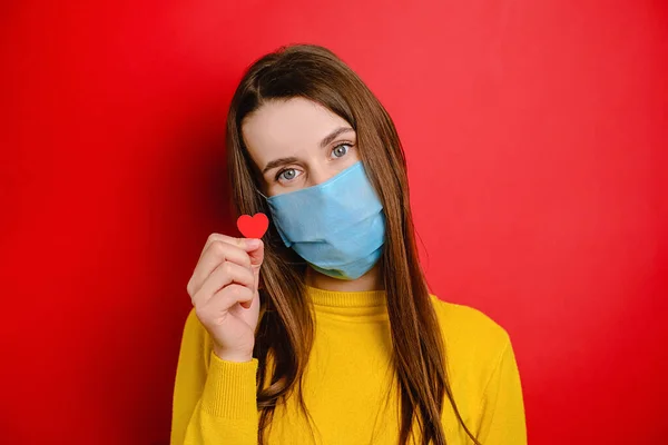 의료용 마스크를 여성은 감염을 귀엽고 심장을 공간으로 배경에 고립되어 유행병처럼 — 스톡 사진
