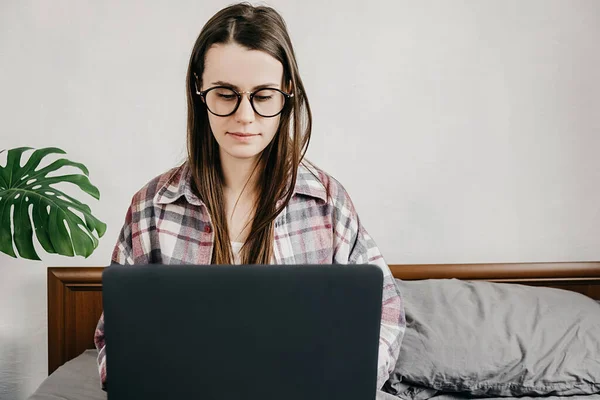 Mulher Pensativa Óculos Pensando Projeto Trabalhando Relatório Financeiro Usando Laptop — Fotografia de Stock