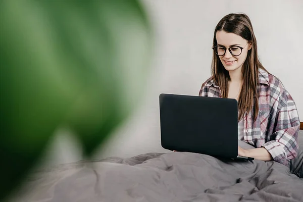 Retrato Mulher Feliz Usando Laptop Trabalhando Casa Candidato Feminino Digitando — Fotografia de Stock