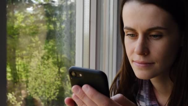 Close Retrato Jovem Sonhadora Positiva Inclinando Peitoril Casa Segurando Telefone — Vídeo de Stock