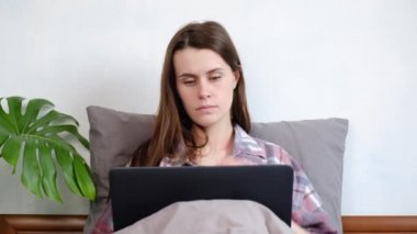 Acı çeken, boynu tutulmuş, fibromiyalji yüzünden acı çeken, omuz ağrısını azaltmak için gergin kaslara masaj yapan, uzun zamandır sabit duran bilgisayarın yanlış duruş konseptiyle uğraşan, yorgun bir kadın.