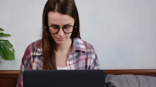 Jeune Femme Réfléchie Lunettes Réfléchissant Projet Travaillant Sur Rapport Financier — Video