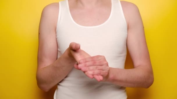 Närbild Oigenkännlig Ung Man Gör Terapeutisk Massage Händer Klädd Vit — Stockvideo