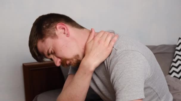 Widok Boczny Zdenerwowanego Zmęczonego Młodzieńca Noszącego Shirt Odczuwa Ból Szyi — Wideo stockowe
