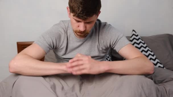 Close Homem Jovem Insalubre Que Sofre Dor Mão Pulso Sentado — Vídeo de Stock
