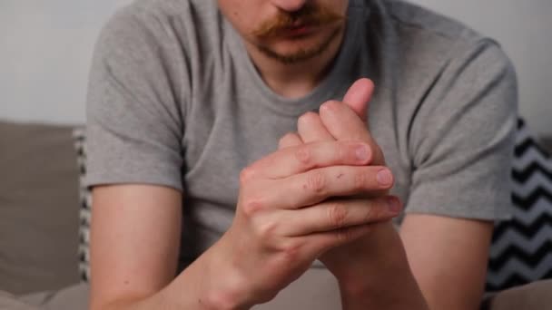 Hombre Joven Cansado Sentado Cama Masajeando Mano Que Sufre Concepto — Vídeos de Stock