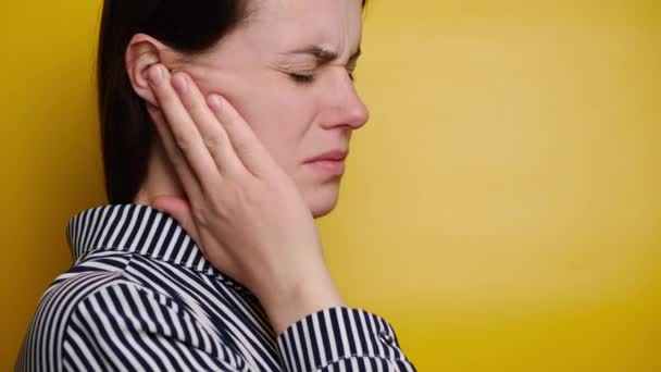 Вид Сбоку Нездоровую Молодую Женщину Затыкающую Ухо Чувствующую Болезненный Дискомфорт — стоковое видео