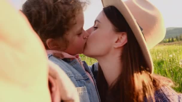 Nette Kleine Tochter Blogger Macht Selfie Mit Liebenden Jungen Mutter — Stockvideo
