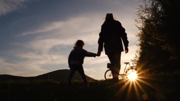 Vista Posteriore Della Silhouette Della Madre Con Figlia Prescolare Che — Video Stock