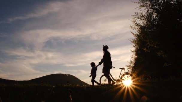 Silhouet Van Schattige Kleine Dochter Met Hand Jonge Moeder Hoed — Stockvideo