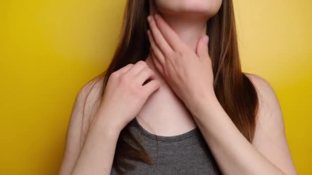 Primo Piano Donna Bruna Irriconoscibile Con Sintomi Allergici Collo Graffiante — Video Stock