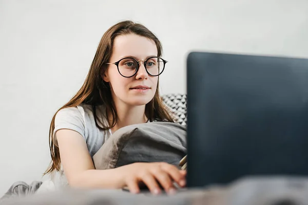 Une Jeune Femme Souriante Aux Lunettes Assise Lit Passe Temps — Photo