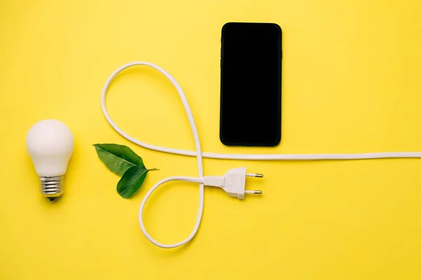 에너지 Led 플러그 그리고 현대의 스마트폰 Mockup 노란색 스타일의 — 스톡 사진