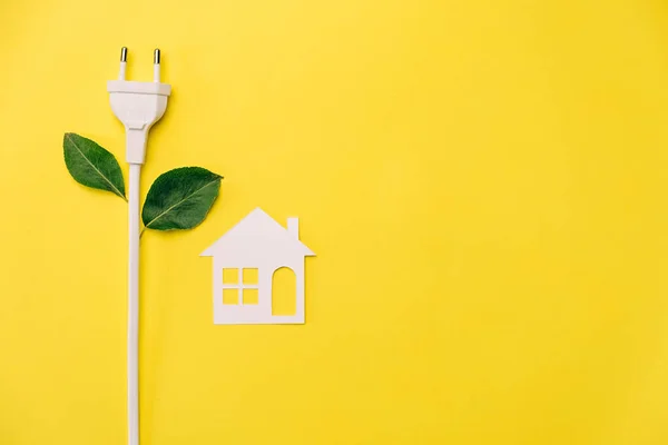 Papel Pequeno Casa Branca Plugue Elétrico Com Folhas Como Uma — Fotografia de Stock