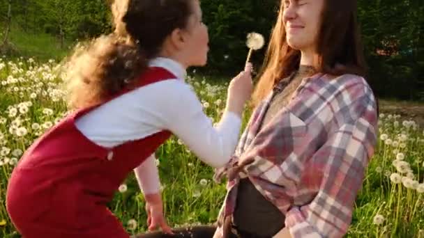 Mutlu Genç Anne Gün Batımında Dışarıda Neşeli Anaokulu Kızıyla Eğleniyor — Stok video