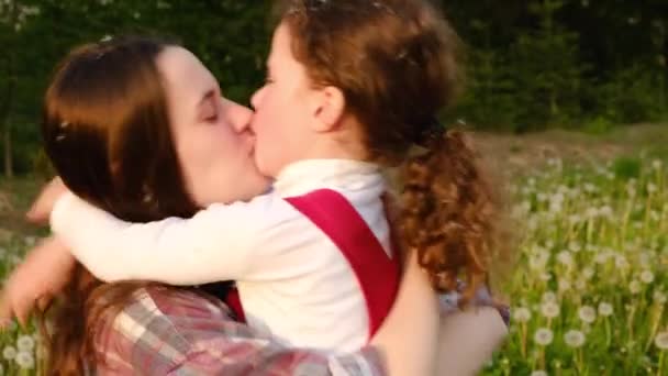 Nettes Kleines Mädchen Kind Küssen Junge Mutter Park Zeigen Liebe — Stockvideo