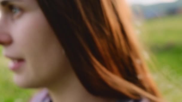 Retrato Mujer Joven Feliz Con Pelo Moreno Linda Sonrisa Mirar — Vídeos de Stock