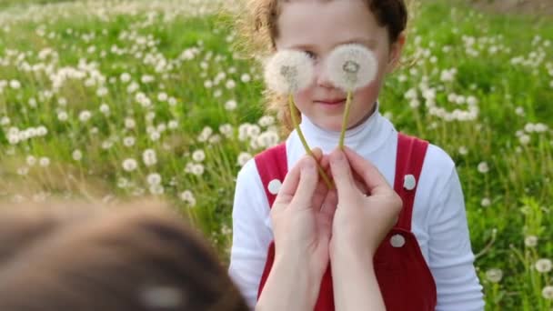 Gün Batımında Dışarıda Oynaşan Anaokulu Kızıyla Eğlenen Yaz Parkında Annesine — Stok video