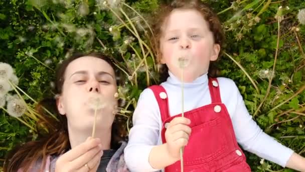 Retrato Vista Superior Hermosa Linda Niña Preescolar Alegre Mamá Joven — Vídeo de stock