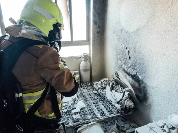 Brandman Med Mask Undersöker Husbrand — Stockfoto