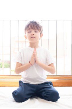 Yoga yapan konsantre bir çocuk. Sağlıklı egzersiz ve rahatlama..