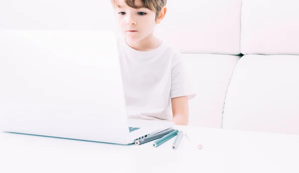 Een Jongetje Dat Thuis Naar Het Laptopscherm Kijkt — Stockfoto