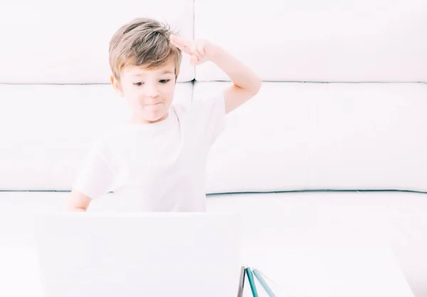 Een Jong Kind Groet Computer Tijdens Het Huiswerk Thuis — Stockfoto
