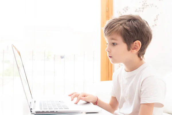 Een Jongetje Dat Thuis Naar Het Laptopscherm Kijkt — Stockfoto