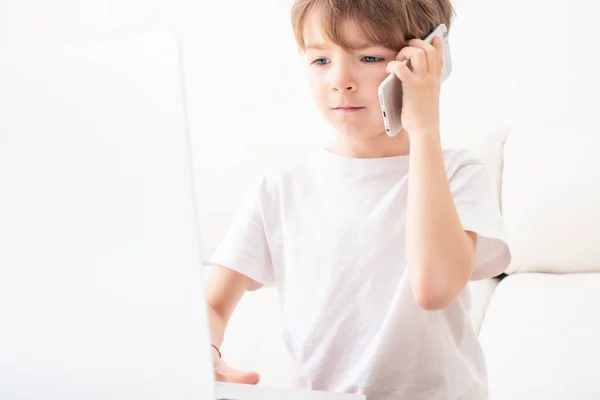 Een Jong Kind Praat Aan Telefoon Tijdens Het Maken Van — Stockfoto