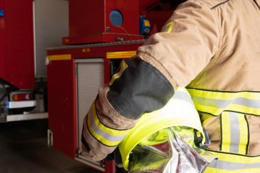 İtfaiyeciler kask giyer.