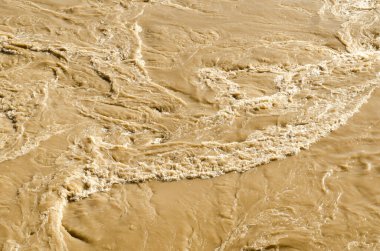 Girdapları ve su akışı olan çalkantılı sular.