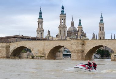 Nehirde jet ski süren adamlar. Sucul kurtarma konsepti.