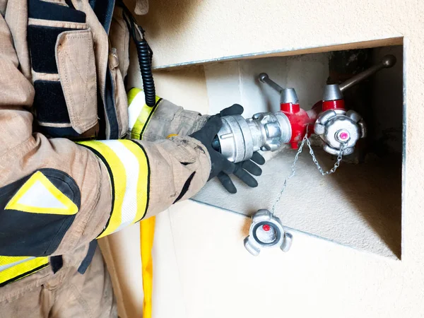 Feuerwehr Verbindet Schlauch Mit Wassersäule Adapter — Stockfoto