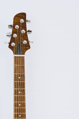 Beyaz arkaplan kopyalama alanı üzerinde akustik gitar detayı.